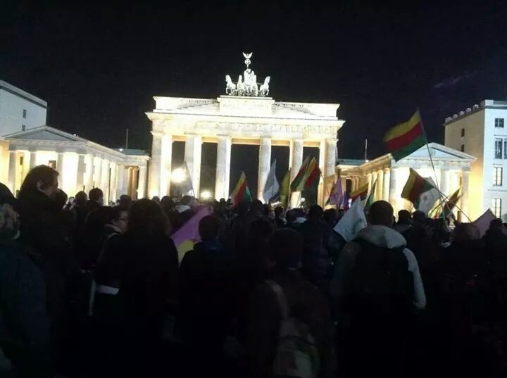 demo für frieden in kobane am Brandenburger Tor demo für frieden in kobane am Brandenburger Tor