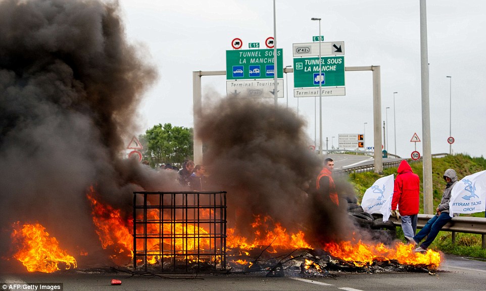 calais proteste fire on street 2015 calais proteste fire on street 2015