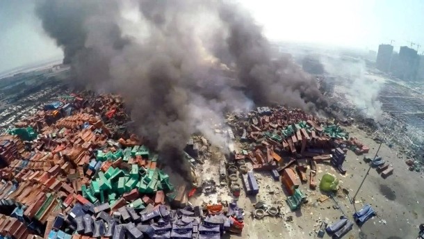 40 tonnen container nach der explosion auf einem haufen 40 tonnen container nach der explosion auf einem haufen